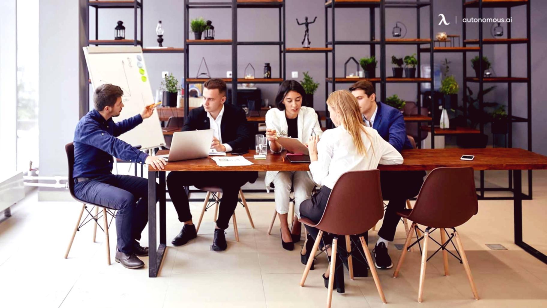 Especialistas en SEO técnico revisando datos de rastreo y rendimiento