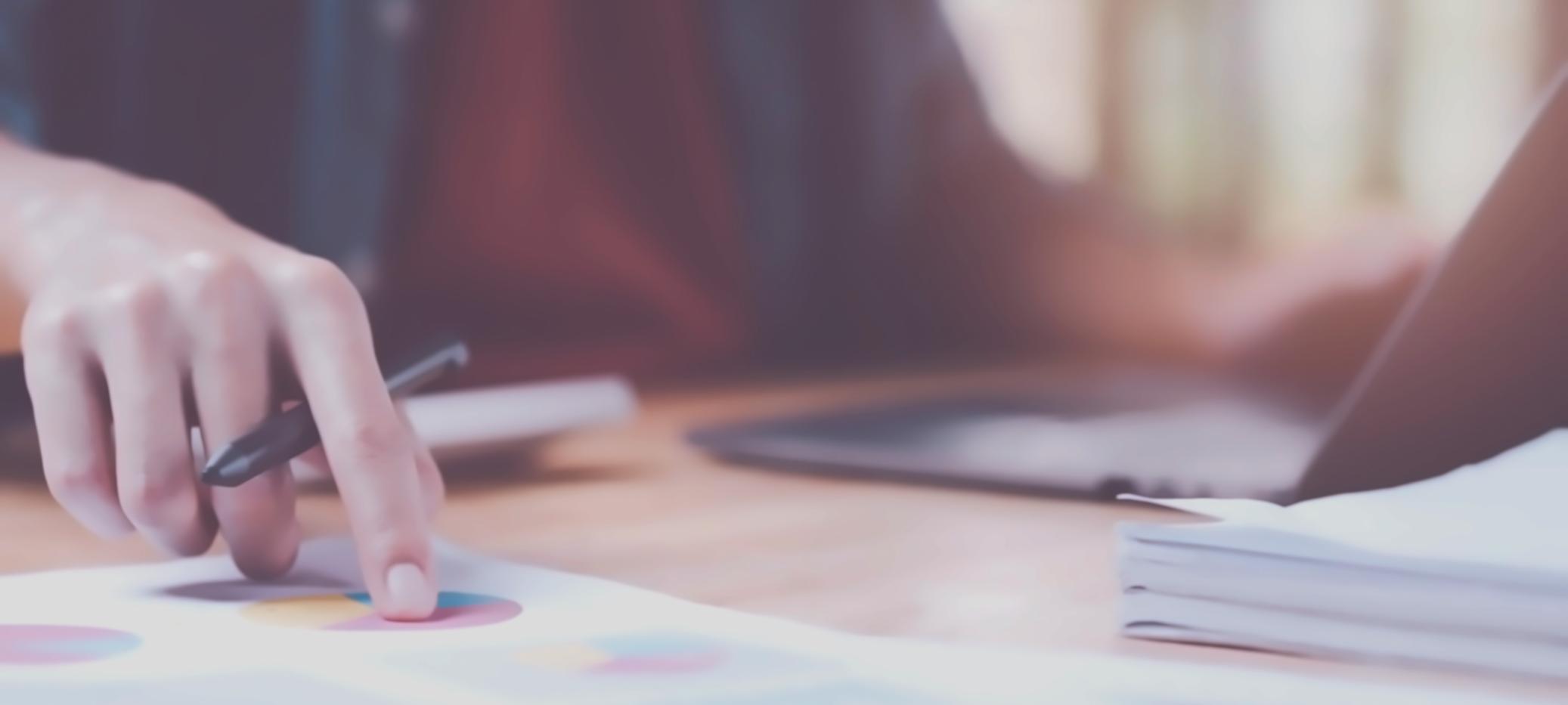 Profesionales participando en sesión técnica de SEO